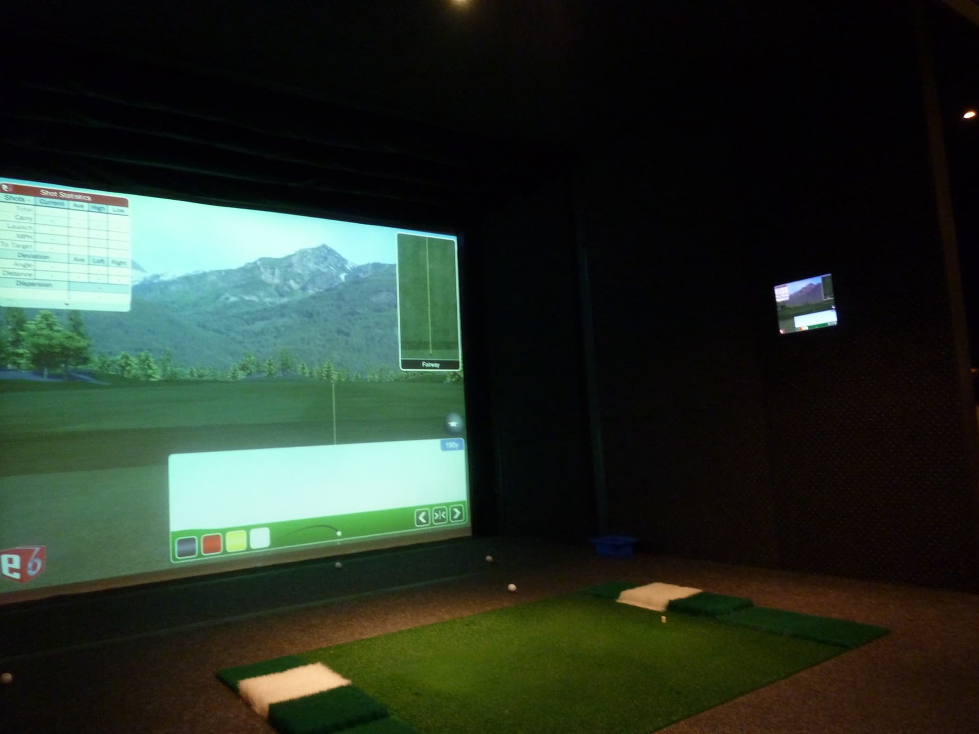 Indoor golf simulator. Photo by Ohconfucius via Wikimedia Commons, licensed CC BY-SA 3.0. Cover image for "Best Golf Simulators in Los Angeles."